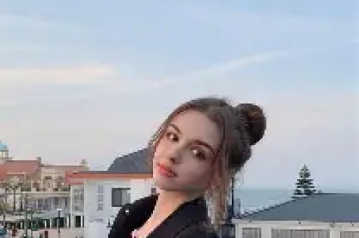 小八卦：盘点多位明星的热辣话题与商业动向