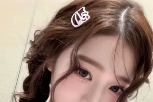 真猛！女演员周也卧室亲密被拍拥抱接吻一条龙明星也是普通人